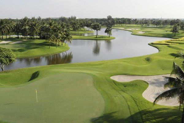 Sightseeing thai country club golf course in Bangkok on Thailand golf tour