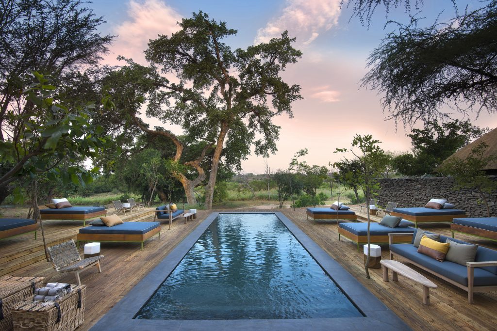 River Lodge Guest Swimming Pool River Lodge: A luxury hotel with pool while on safari in Lion Sands