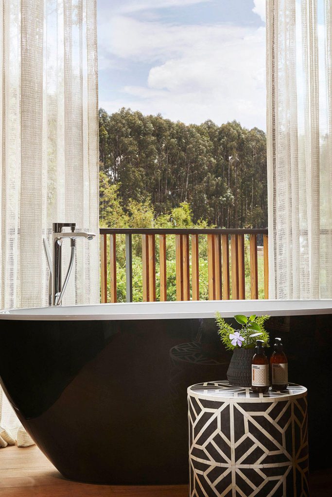 rwanda-one&only-gorillas-nest-gallery-suite-bathroom rwanda-one&only-gorillas-nest-gallery-suite-bathroom