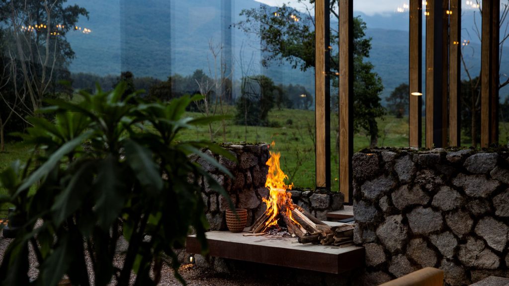 rwanda-singita-kwitonda-lodge-gallery-firepit rwanda-singita-kwitonda-lodge-gallery-firepit